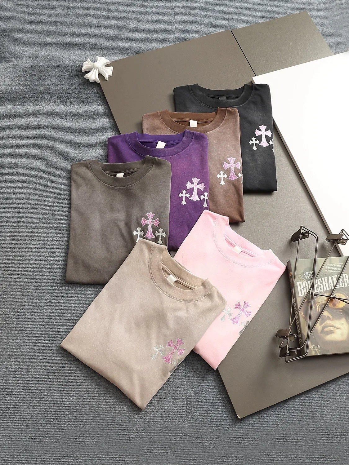 🅿️220 Chrome hearts ch Chrome hearts cross pink hot diamond short-sleeved t-shirt. Advanced tie-dye technology. Large version. Loose and stylish. Low version, slim and long version with upper body and raised hips. 100% commitment: top quality, not fast food. The highest version on the market. Top quality, 320 grams. 26 custom-dyed double yarn cotton, same style for men and women, complete with three standards. Color: Six colors available, available to the public. Size: XS-L. Size chart: